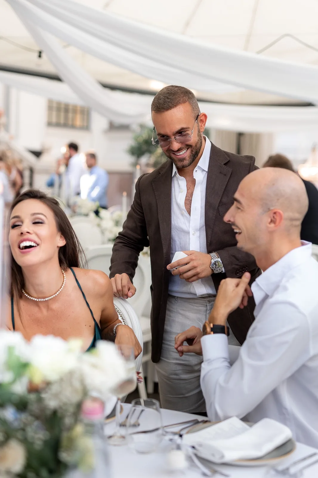 Matteo Cammisa performing close-up magic at an outdoor wedding dinner
